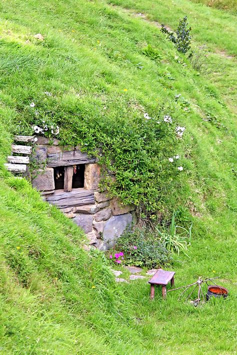 Casa techo vivo Case Sotterranee, Earth Sheltered Homes, Casa Hobbit, Hidden House, Earth Sheltered, Underground Homes, Hobbit Hole, Unusual Homes, Hobbit House