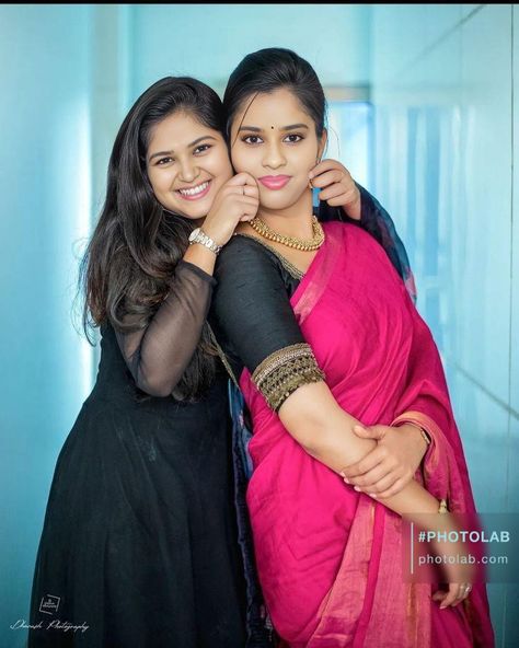 Wedding Poses For Bride And Sister, Bride Sister Photoshoot, Bride Group Poses, Photo Poses With Sister, Sisters Photography Poses Indian, Sisters Poses Photography, Puberty Photography, Sister Photoshoot Poses Indian, Akka Thangachi