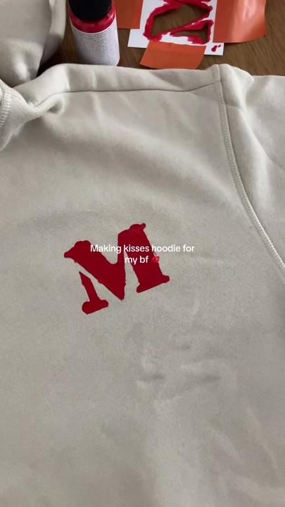 Manounette 🌞 sur TikTok Kisses Hoodie, Valentine Day Kiss, Easy Crafts For Teens, Boyfriend Kissing, Anniversary Scrapbook, Hoodie Diy, Hoodies Aesthetic, Boyfriend Crafts, Bf Gifts