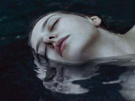 Marta Bevacqua, Deep Books, Dark Art Photography, Portraits Photography, Mermaid Aesthetic, The Dark Artifices, Portrait Photos, Three Rivers, Inspiration Photo