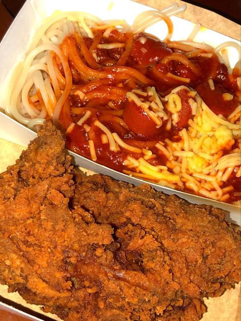 Jollibee Spaghetti Aesthetic, Fried Chicken And Spaghetti, Jollibee Food Take Out, Mcdo Food, Jollibee Fried Chicken, Jollibee Aesthetic, Jollibee Spaghetti, Jollibee Food, Jollibee Chicken