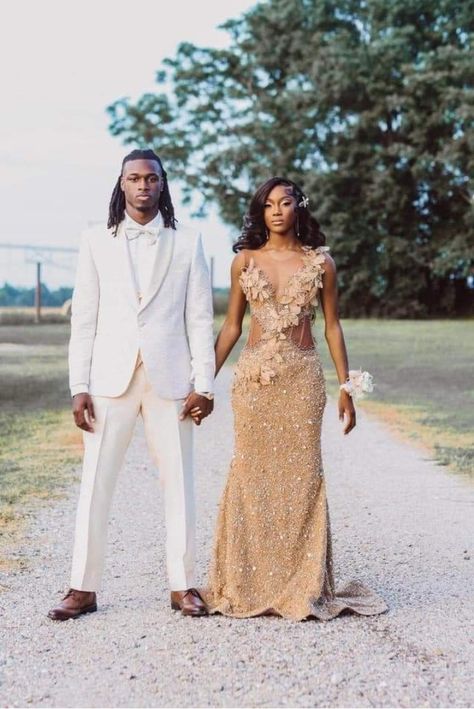 Gold Prom Couple, Prom Black Couples, Prom Couple Pictures, Brown Prom Dress, Champagne Prom Dress, Prom Couples, Formal Clothes, Formal Men, Prom Dresses Long Pink