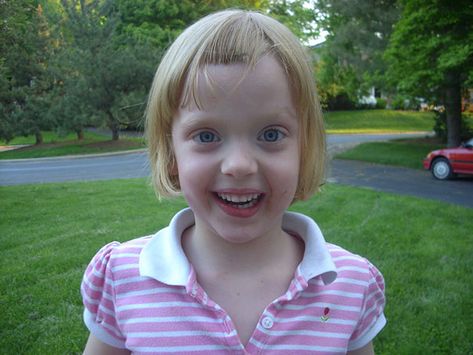 Avery Cuts Her Own Hair And It Seems That She Definitely Loves It! Girl Hair Cut, Haircut Fails, Hair Fails, Cut Bangs, Bald Look, Pleated Jeans, Black Curls, How To Cut Your Own Hair, Bad Haircut