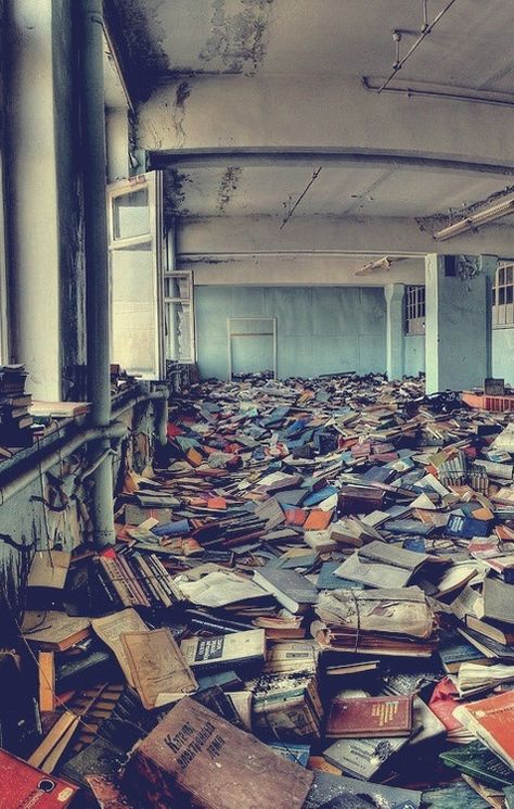 abandoned old library in Russia ~ So VERY Sad Abandoned Library, Lots Of Books, Abandoned House, Abandoned Mansions, Salou, Chernobyl, Abandoned Buildings, Abandoned Houses, Old Buildings