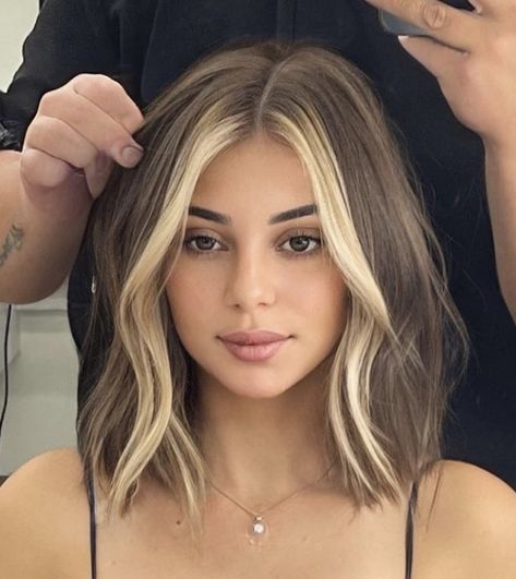 Short Natural Hair Color Ideas, Short Hair With Blonde Money Pieces, Brown Hair With Chunky Money Piece, Brown Lob With Money Piece, Blond Money Piece Short Hair, Money Piece Long Bob, Bob Hairstyles With Money Pieces, Dark Hair Color Ideas Short Hair, Ash Brown Short Hair With Highlights