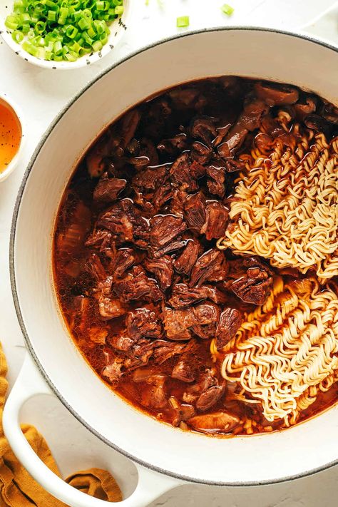 Kimchi Beef Noodle Soup - Gimme Some Oven Kimchi Ramen Recipe, Kimchi Beef Stew, Kimchi Beef, Living In Barcelona, Thai Chicken Noodles, Kimchi Ramen, Ginger Beef, Asian Noodle Recipes, Ramen Recipe