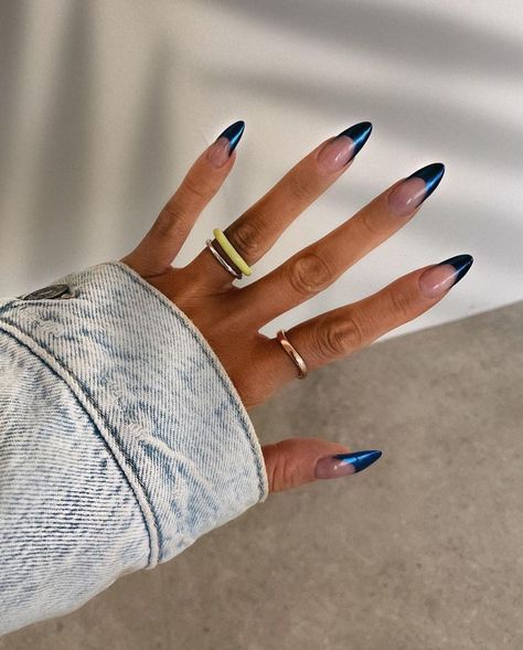 Pretty Nails Design Inspiration Blue, Blue Holographic French Tip Nails, Blue Metallic Nails Art Designs, Chrome Blue Tip Nails, Blue Chrome Nails Tips, Simple Metallic Nails, French Blue Chrome Nails, Metallic Blue French Nails, Navy Blue Chrome French Tip