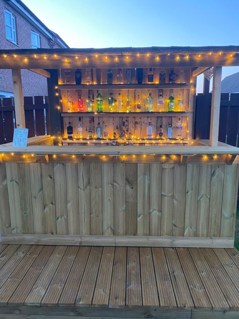 Bar Pallet, Diy Garden Bar, Garden Bar Ideas, Diy Outdoor Bar, Outdoor Restaurant Design, Bar Outdoor, Bar Garden, Bamboo Bar, Pallet Bar