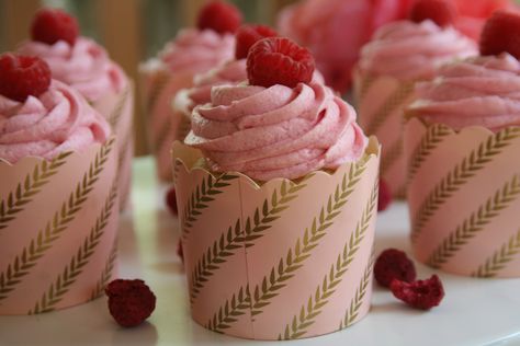 Raspberry Recipe, Dessert Raspberry, Wine Cupcakes, Italian Buttercream, Summer Cupcakes, Raspberry Cupcakes, Rosé Wine, Strawberry Roses, Bridesmaid Duties