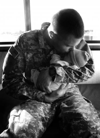 / Military Baby Pictures, Military Moments, Soldiers Coming Home, Ghost Cod, Military Baby, Military Couples, Army Couple, Military Homecoming, Military Love