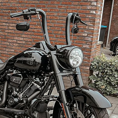 Wings Custom no Instagram: “Ape Hanger Curve Handlebar 👉 Rhino 2" diameter 🔥🔥🔥 This Harley-Davidson Road King got a lot more Robust with this bars 👊 📸 Stan Van kleef…” Harley Davidson Road King Special, Roadking Harley Davidson, Road King Special, Road King Harley Davidson, Ape Hanger Handlebars, Ape Hanger, Milwaukee Eight, Road King Custom, Ape Hangers