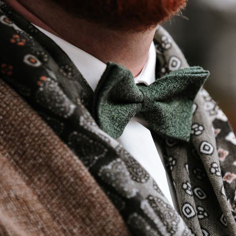 Bowtie Outfit Men, Bow Tie Outfits Men, Bow Tie Outfit, Green Bowtie, Green Wedding Suit, Dark Green Wedding, Vintage Bow Tie, Layered Outfit, Tie Outfit