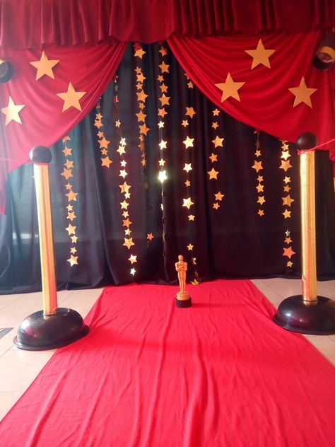 Red Carpet Trunk Or Treat, Red Carpet Diy Decorations, Hollywood Graduation Theme Preschool, Oscar’s Theme Party, Talent Show Decorations Stage Ideas, Shine Vbs Decorations, Old Hollywood Dance, School Dance Decor, Red Carpet Event Decorations