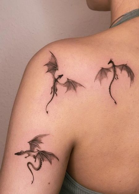 Minimal Dragon Tattoo For Women, Tony Dragon Tattoo, Small Feminine Dragon Tattoos, Collar Bone Dragon Tattoo, Dragons Flying Tattoo, Got Tattoo Ideas, Dragon Flying Tattoo, Dragon Tattoo Under Breast, Daenerys Tattoo