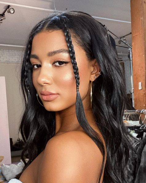 The perfect low-effort hairstyle that looks anything but, this winter 2020 trend only requires two small braids on either side of your part (and maybe a quick blast of texturizing spray for grit and hold). It's basically like a throwback tendril hairstyle—but better. #NewHairStyle #HairStyle #Fashion #Looks #DivaDivineHair 2000s Hair Trends, Hair Tiktok, 2000s Hair, 2000s Hairstyles, Y2k Hairstyles, Greasy Hair, Plaits Hairstyles, Hair Aesthetic, Greasy Hair Hairstyles