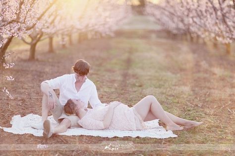 Maternity Vintage Maternity Photos, Vintage Maternity, Spring Maternity, Maternity Photoshoot Poses, Maternity Inspiration, Maternity Poses, Maternity Portraits, Shooting Photo, Photo Couple