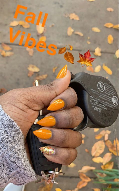 Orange Almond Nails Designs, Orange Nail Designs Almond Shape, Short Stilleto Nails Almond, Orange And Yellow Almond Nails, Orange Almond Shaped Acrylic Nails, Short Stellos Nails Design, Orange Autumn Nails, Fall Manicure Ideas For Short Nails, Short Pointy Nails Almond