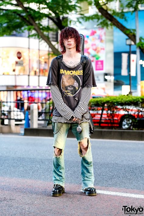 Harajuku student sporting a distressed grunge style while out and about one fine day. Punk Rock Street Style, Harajuku Street Style Men, Mens Harajuku Fashion, Harajuku Fashion Colorful, Japan Punk Fashion, Grunge Harajuku Street Style, 90s Harajuku Fashion Men, Japanese Punk Fashion Harajuku Style, Japanese Alternative Fashion Men