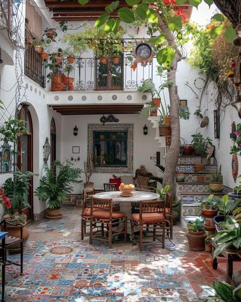 Colombian Architecture Home, Vintage Mexican House, Spanish Style Home Courtyard, Houses In Guatemala, Mexican House Architecture, Mexican Luxury Homes, Middle Eastern Architecture House, Mexico Houses Mexican Style Exterior, Mexican Asthetic Homes