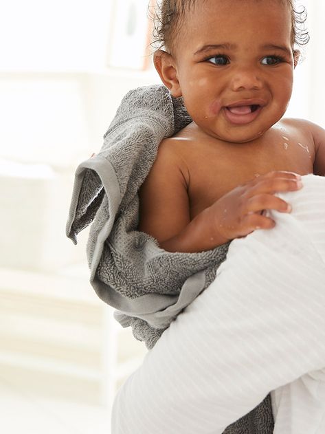 Just because it's cold outside, doesn't mean you have to miss bathtime with your tot. Check out our new blog post for tips to keep your little one cozy and warm during the winter months. Coffee Maker Cleaning, Toddler Organization, Feeding Toddlers, Baby Bath Tub, Baby Bath Time, Baby Shampoo, Baby Organization, How To Give, It's Cold Outside