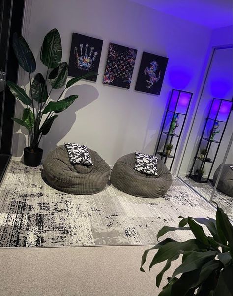 Baddie Apartment, Baddie Apartment Ideas, Hypebeast Room, Apartment Decorating Living, Home Decor Cozy, First Apartment Decorating, Chill Room, Deco Studio, Apartment Living Room Design