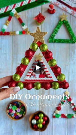 Christmas Board Decoration, Christmas Frames Diy, Clothespin Crafts Christmas, Frame Ornaments, Stick Christmas Tree, Photo Frame Ornaments, Craft Sticks, Preschool Christmas Crafts, Christmas Frame