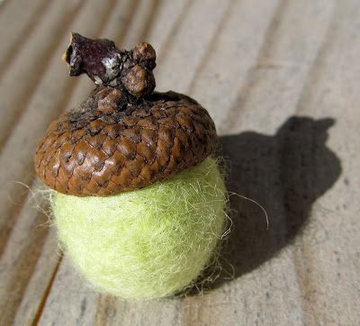 Beginner Needle Felting, Felted Acorns, Acorn Crafts, Needle Felting Tutorials, Needle Felting Projects, Wool Projects, Felting Tutorials, Wool Crafts, Hand Felted