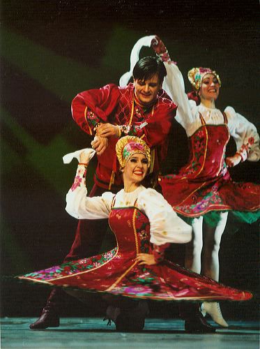 National Ballet of Russia "Kostroma." He is twirling her via handkerchief. Amazing. Russian Dancing, Ballet Russes Costume, Russian Dance Traditional, Russian Dance, Everybody Dance Now, Ballets Russes, Ballet Dancing, Nutcracker Costumes, Bashkir Traditional Clothing