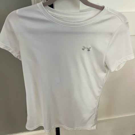 White Under Armor Shirt Never Worn. Fitness Fashion Active Wear, Gym T Shirts, Under Armor Shirt, Armor Shirt, Gymwear Outfits, Mode Zara, Fitness Wear Outfits, Outfit Formulas, Gym Shirts