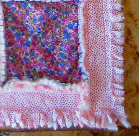 Rag Quilt Fringed Border Detail Strip Rag Quilts, Rag Quilt Instructions, Crochet Patchwork Blanket, Rag Quilting, Flannel Rag Quilts, Ruffle Quilt, Rag Quilt Tutorial, Shabby Chic Quilts, Rag Quilt Patterns