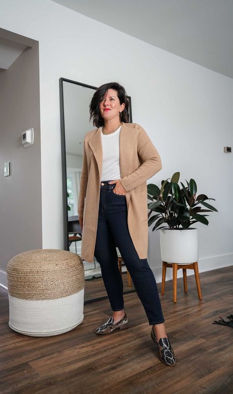 Style A Long Cardigan, Cardigan Work Outfit, How To Wear A Long Cardigan, Tan Cardigan Outfit, Brown Cardigan Outfit, How To Style A Cardigan, Light Brown Pants, Cardigan Fall Outfit, Khaki Sweater