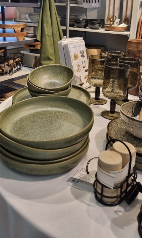 Olive Green Dinnerware, Dishwear Aesthetic, Rustic Dishware, Dishware Aesthetic, Homeware Aesthetic, Green Kitchenware, Green Dishes, Earthy Kitchen, Deco Fruit