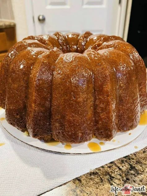 Hennessy Pound Cake Recipe, Rhubarb Bundt Cake, Apocalypse Food, Lemon Rhubarb, Caramel Pound Cake, Brown Sugar Pound Cake, Apple Treats, Apple Cakes, Apple Snacks