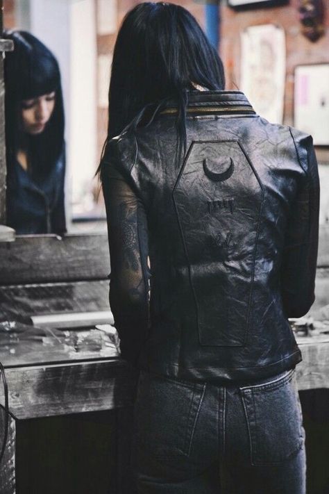 Look Grunge, Fashion Things, Goth Style, Cooler Look, Mesh Sleeves, Looks Chic, Coven, Dark Fashion, Black Leather Jacket