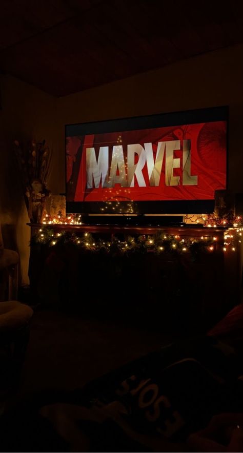 Marvel Movie Marathon Aesthetic, Marvel Movie Night Aesthetic, Marvel Movies Aesthetic, Watching Marvel Aesthetic, Spiderman Movie Night, Marvel Christmas Aesthetic, Christmas Marvel Wallpaper, Marvel Movie Aesthetic, Spiderman Christmas Wallpaper