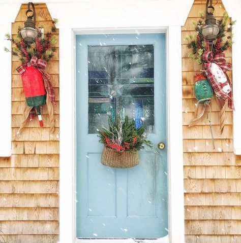 Maine Christmas Decor, Modern Cottage Exterior, Aqua Front Doors, Christmas Outdoor Decor Ideas, Maine Christmas, Outdoor Christmas Decor Ideas, Diy Mantel, Maine Decor, Coastal Christmas Decor