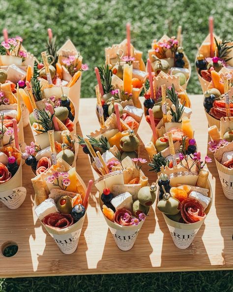 Beer Bars & Pizza Buffets : The Cutest New Wedding Food Ideas! | WedMeGood Pizza Buffet, Cocktail Images, Cocktail Hour Wedding, Pizza Bar, Charcuterie Inspiration, Wedding Buffet, Charcuterie Recipes, Wedding Tags, Beer Bar