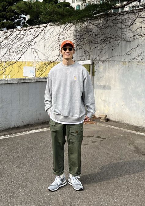 New Balance Vintage Outfit, Minimal Casual Outfit Men, Japan Outfit Ideas Spring Men, New Balance Japan Style, New Balance 993 Outfit Men, Nb 2002r Outfit Men, Mens Fashion Japan, Japanese Mens Fashion Street Styles, Earth Tone Men Outfit