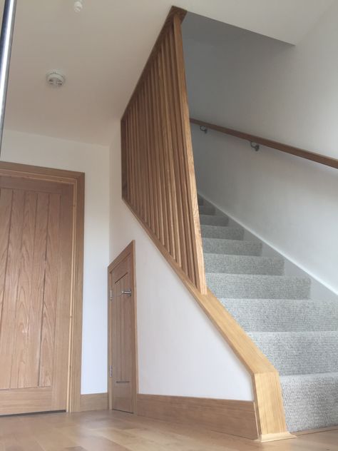 Scandi Staircase Ideas, Modern Wood Banister, Modern Oak Staircase, Scandinavian Railing, Scandi Staircase, Scandi Stairs, Landing Banister Ideas, Wooden Bannister Ideas, Stairs Banister Ideas