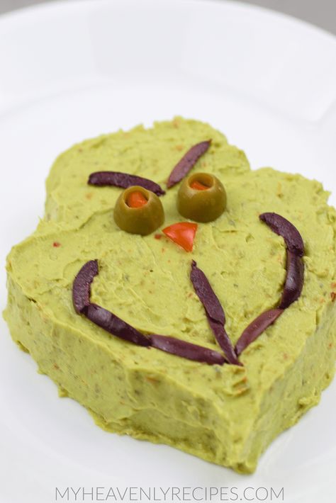 Grinch Guacamole - Fun Christmas Appetizer Grinch A Mole, Grinch Avocado Dip, Grinch Fruit Platter, Grinch Guacamole Dip, Grinch Cheese Ball, Grinch Friendsmas, Grinch Guacamole, Grinch Appetizers, Grinch Brunch