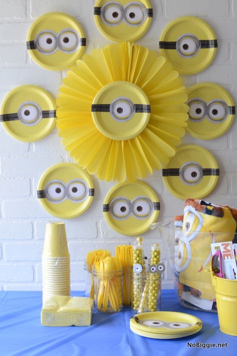 Minions Party ideas and more | NoBiggie.net Minion Decorations, Diy Minions, Despicable Me Party, Minion Theme, Minion Birthday Party, Minion Birthday, Minion Party, Party Hacks, 4th Birthday Parties