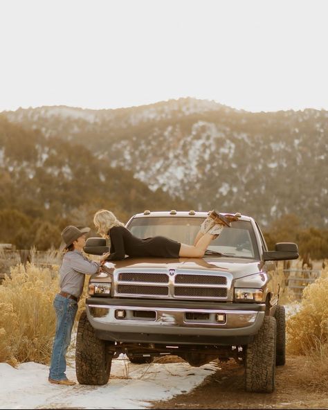 Country Couple Photos, Western Couple Photoshoot, Fall Couple Pictures, Couple Senior Pictures, Country Couple Pictures, Country Relationship Goals, Fall Couple Photos, Country Relationships, Cute Country Couples