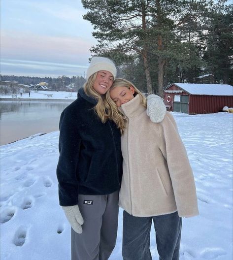 Snow Selfie, Josefine Vogt, Best Friend Pics, Winter Selfie, Selfie Winter, Scandinavian Outfit, Bestie Pics, Friend Pics, Skandinavian Fashion