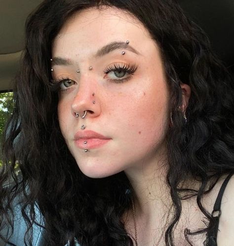 Double Eyebrow Piercing, Girls With Piercings, Eyebrow Piercings, Piercing Girl, Piercing Eyebrow, Eyebrow Jewelry, Piercing Inspo, Medusa Piercing, Cool Ear Piercings