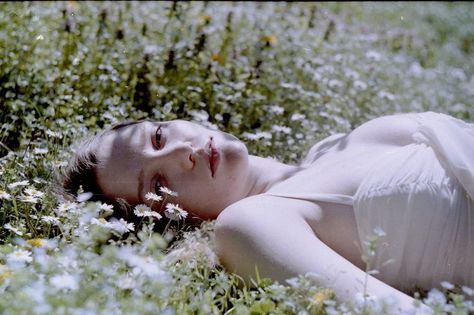 in the english flowers Foto Shoot, Wild Girl, Face Reference, 영감을 주는 캐릭터, Pose Reference Photo, 인물 사진, The Grass, Claude Monet, Photography Inspo