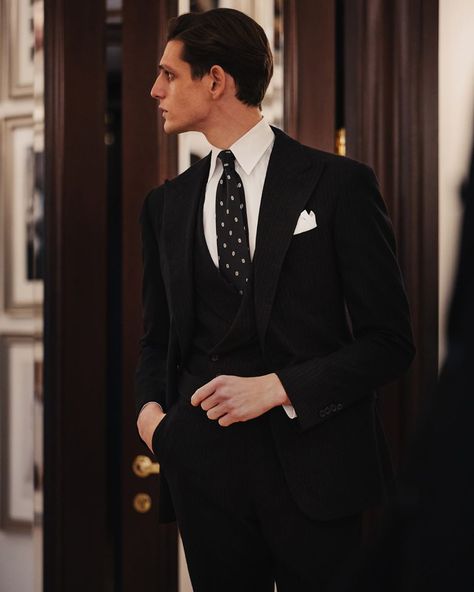 Ralph Lauren on Instagram: “The power of the perfect suit. From #RLPurpleLabel Fall 2020 presented at Palazzo Ralph Lauren in Milan.  #RalphLauren #MFW #FW20” Dark Academia Aesthetic Fashion, Dark Academia Aesthetic Outfit, Outfit Male, Gentleman's Club, Ralph Lauren Suits, Dark Academia Fashion, Academia Fashion, Fashion Male, Estilo Preppy