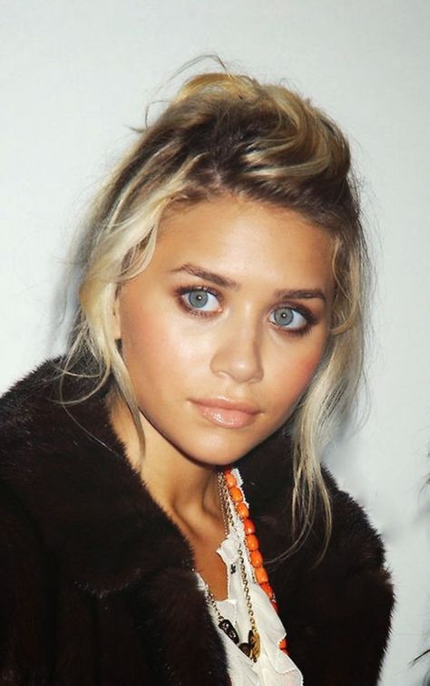 ***Ashley Olsen, thinking this will be my inspiration for wedding makeup Olsen Makeup, Olsen Twins Style, Mary Kate Ashley, Olsen Twins, Ashley Olsen, Perfect Eyebrows, Glowy Makeup, Beauty Inspiration, Hair Hacks