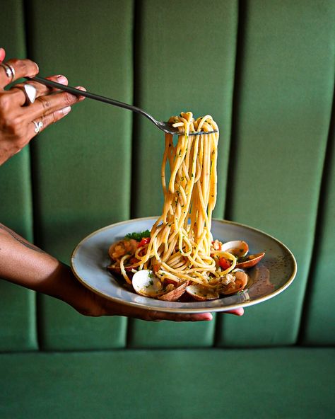 Spaghetti, restaurant photography, italian food, pasta Italian Restaurant Aesthetic Pasta, Italian Food Styling Photography, Travel Food Photography, Gold Food Photography, Italian Pasta Photography, Pasta Photography Ideas, American Food Photography, Instagram Restaurant Ideas, Bistro Photoshoot