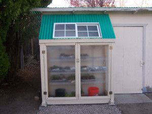 reuse old shower doors Door Greenhouse, Diy Small Greenhouse, Diy Shower Door, Roof Deck Ideas, Building A Greenhouse, Glass Shower Wall, Greenhouse Diy, Cold Frames, Glass Shower Doors Frameless