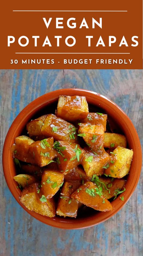 Cubes of cooked potato with bravas sauce over them and parsley Vegan Tapas Recipes, Vegan Tapas, Tapas Ideas, Vegetarian Tapas, Spicy Vegan Recipes, Spanish Tapas Recipes, Veggie Ideas, Tapas Dishes, Spanish Recipes